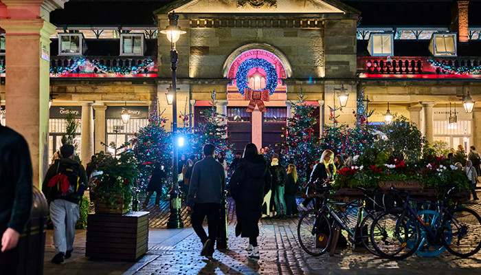 London christmas scene at night