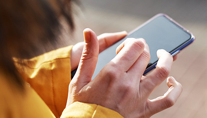 Passenger using the LNR App