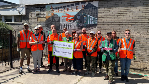 Community Rail Week: Network Rail staff help brighten Bucks & Beds stations for passengers and communities