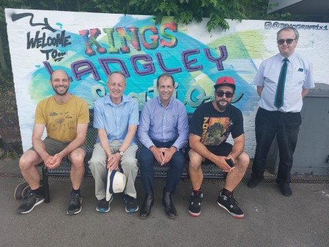 New mural enhances Kings Langley station thanks to London Northwestern Railway