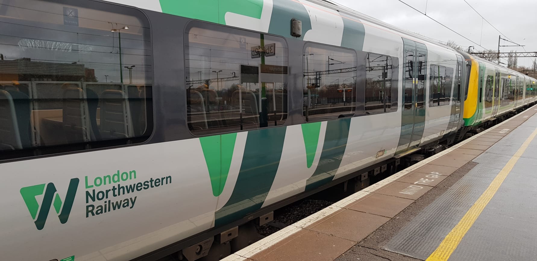 Additional carriages for busy commuter services at Apsley and Kings Langley